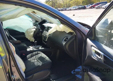 2017 Nissan Pathfinder Sv z USA, uszkodzony, nr VIN 5N1DR2MM6HC906918